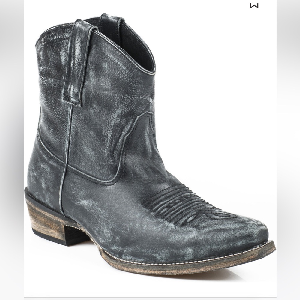 Roper boots size 8, super comfortable just don’t wear enough!